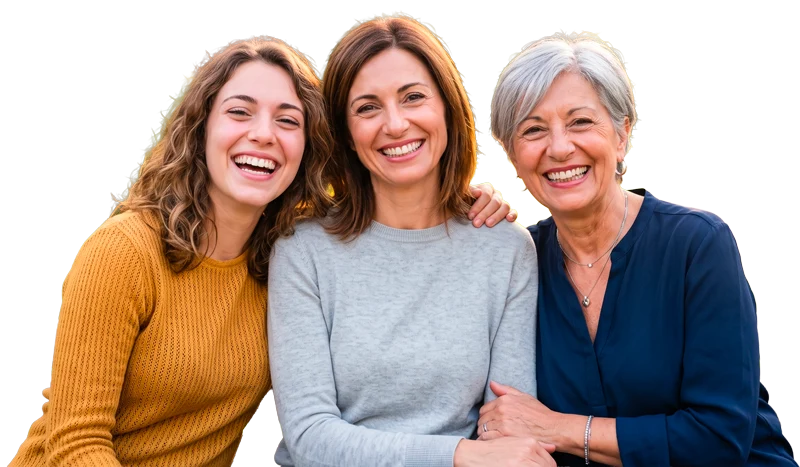 Tre donne adulte di età diverse sorridono insieme